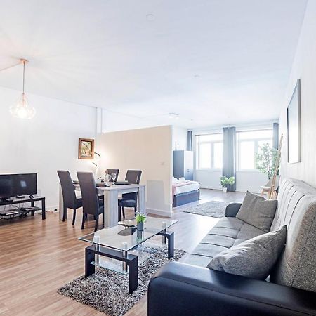 Amazing Apartment In Downtown Porto By Lovelystay Luaran gambar