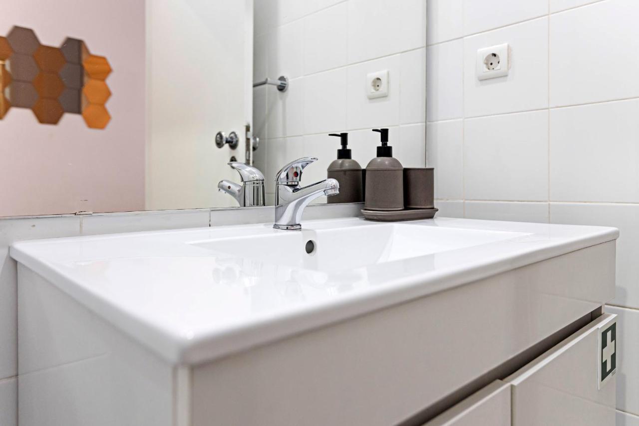 Amazing Apartment In Downtown Porto By Lovelystay Luaran gambar